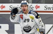 Ambri-Verteidiger Michael Fora ist mit 22 Jahren der jüngste Captain der Liga. (Bild: Walter Bieri/Keystone (Zürich, 13. Januar 2018))