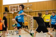Ein junger Handballer durchbricht die Verteidigung. (Bild: pd)