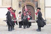 Mit grossen roten Krawatten – die Gardisten des Cravat Regiments bei der Wachablösung. (Bild: Annette Wirthlin / Zentralschweiz am Sonntag)