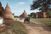 Auf zweirädrigen Pferdekutschen in Bagan mit seinen über 2000 Tempeln. (Bild: Ester Wyss)