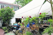 Spiekeroog: Auf der Insel gibt es lauschige Cafés. Wegen ihrer Blumenpracht wird sie auch «die Hübsche» genannt. (Bild: Angela Allemann)