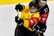 David McIntyre (vorne) wechselt von SaiPas zum EVZ und unterschreibt dort einen Zweijahresvertrag. (Bild: Keystone)