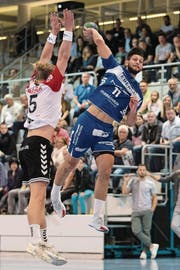 Albin Alili (rechts) vom HC Kriens-Luzern setzt sich gegen den Dänen Lars Mousing Nielsen durch. (Bild: Philipp Schmidli (Luzern, 7. Oktober 2017))