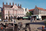 Das rosarote Rathaus am Neuen Markt gehört zu den Sehenswürdigkeiten. Trotz vieler Zerstörungen verfügt Rostock über einen relativ geschlossenen historischen Kern. (Bild: Angela Allemann)