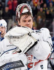 Torhüter Lukas Flüeler könnte einer der Playoff-Trümpfe der ZSC Lions werden. (Bild: Anthony Annex/Keystone)