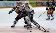 Zugs Johann Morant (links) am Dienstag im Duell mit Ambris Lukas Lhotak.Bild: Patrick Staub/Freshfocus (Zug, 8. November 2016)