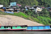 Blick vom Fluss auf Pak Beng, Zwischenstation der Fahrt von Huay Xai nach Luang Probang. Die Touristen werden hier von emsigen Anbietern von Übernachtungsstätten und Restaurantbesitzern erwartet. (Bild Oskar Keller)