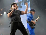 AC/DC-Frontmann Brian Johnson (l) riskiert bei Bühnenauftritten sein Gehör. Deshalb darf er auf ärztlichen Rat nur noch im Studio musizieren. (Archivbild) (Bild: KEYSTONE/AP Invision/ROB GRABOWSKI)