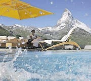 Der Blick vom «Riffelalp»-Pool aufs Matterhorn. (Bild PD)