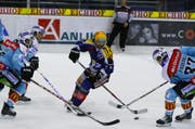 Zugs Topscorer Josh Holden umkurvt die Rapperswiler Friedli (r.) und Furrer. (Bild Stefan Kaiser/Neue ZZ)