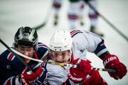 Zwei NHL-Spieler, die sich in Zug auf die nächste Saison vorbereiten, im Zweikampf: Damien Brunner (rechts) gegen Rafael Diaz. (Bild: Roger Grütter / Neue LZ)