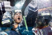 Die Zuger Fabian Schnyder, Carl Klingberg und Nolan Diem (von links) feiern den 3:2-Siegtreffer in der Verlängerung. (Bild: KEYSTONE/ENNIO LEANZA)