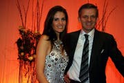 Gehörten zu den Stars des Abends: Galamoderator Rainer Maria Salzgeber und Sängerin Paloma Würth. (Bild André Häfliger/Neue LZ)