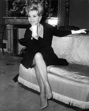 Dieses Foto entstand 1965 und zeigt die in Ungarn geborene Zsa Zsa Gabor in einem Restaurant in München. (Bild: KEYSTONE)