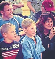 Ein Bild von 2005: die Jungschwinger Remo Käser (links) und Joel Wicki (Mitte). Im Hintergrund die Eltern Adrian und Lisa Käser. (Bild: Instagram (Remokaeser10))