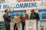 Fahnenübergabe durch Mario Gössi (links) an Flavia Marone von Bellinzona Tourismus und Mario Branda, den Stadtpräsidenten von Bellinzona. Rechts Beat Schorno, der OK-Präsident des Luzerner Stadtlaufs. (Bild: Heinz Steimann)