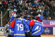 Kast, Stalberg, Diaz und Martschini jubeln über das Tor zur 6:2-Führung. (Bild: Marc Schumacher/freshfocus)