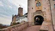 Der Ort der Bibelübersetzung: Die Wartburg hoch über Eisenach. (Bild: Gerhard Lob)