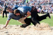 Matthias Glarner (rechts) schwingt im fünften Gang gegen Erich Fankhauser. Jetzt steht Glarner im Schlussgang. (Bild: Keystone / Peter Schneider)