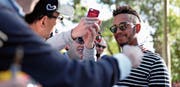Liebt es, aufzufallen und sich auch ausserhalb der Rennstrecken in Szene zu setzen: Lewis Hamilton. (Bild: Clive Mason/Getty (Melbourne, 22. März 2018))