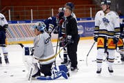 EVZ-Spieler und Trainer beim Training. (Bild: Werner Schelbert)