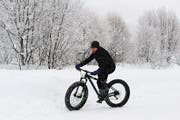 Mit dem Fatbike kann man problemlos durch den Schnee fahren. (Bild: Lioba Schneemann)