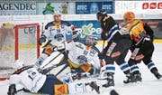 Die Freiburger bringen die Zuger um Goalie Tobias Stephan (Mitte) in Bedrängnis. (Bild: Peter Klaunzer/PPR (Fribourg, 13. Januar 2018))