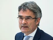 Der Bündner Regierungspräsident Mario Cavigelli (Archivbild) will gegen Unternehmen des Baukartells vorgehen. Denkbar seien Klagen auf Schadenersatz, Konventionalstrafen und der Ausschluss von Firmen von kantonalen Aufträgen. (Bild: KEYSTONE/PETER SCHNEIDER)