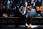 Er freut sich auf sein erstes Saisonspiel: Santeri Alatalo in der EVZ-Garderobe. (Bild: Stefan Kaiser (Zug, 9. September 2017))