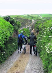 Sark lässt sich am besten per Velo erkunden. Der Regen zieht oft innert Minuten weiter. (Bild: Matthias Hafen)