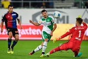 Früher Junior des FC Basel, heute Stürmer beim FCSG: Albian Ajeti, versucht sich gegen Basels Torhüter Tomas Vaclik. (Bild: GIAN EHRENZELLER (KEYSTONE))