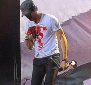 Enrique Iglesias mit blutüberströmter Hand, nachdem er in eine Drohne gegriffen hat. (Bild: Screenshot Instragram)