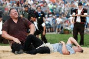 Total erschöpft nach dem Schlussgang: Christian Stucki (links) gewinnt gegen Curdin Orlik. (Bild: Peter Klaunzer/Keystone)