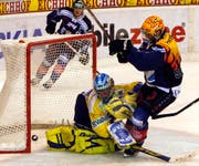 EVZ-Topscorer Josh Holden schiesst das vierte Tor gegen HCD-Torhüter Leonardo Genoni. (Bild Keystone)