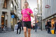 Kurze Trainingseinheit für die Kamera: Matthias Bachmann gestern in der Luzerner Altstadt.Bild: Corinne Glanzmann (28. Oktober 2016)