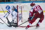Zug-Torhüter Tobias Stephan (links) hält gegen Rajan Sataric vom SC Rapperswil-Jona Lakers. (Bild: Christian Merz / Keystone (Rapperswil, 21. November 2017))