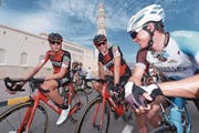 Die Zentralschweizer Mathias Frank und Martin Elmiger sowie der Walliser Kilian Frankiny (von rechts) bei der Oman-Rundfahrt. (Bild: Tim de Waele/Getty (Jabal Al Akhdhar, 18. Februar 2017))