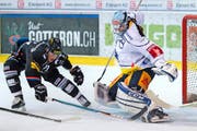 Sicherer Rückhalt für den EVZ: Tobias Stephan rettet hier gegen den Fribourger Sebastian Schilt. Bild: Robert Hradil/Keystone (Freiburg, 12. November 2016)