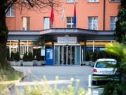 Hier passierte der medizinische Kunstfehler, den Journalisten einer Tessiner Sonntagszeitung aufdeckten: in der Klinik Sant'Anna di Lugano in Sorengo. Heute wird vor Gericht über die Artikelserie verhandelt. (Bild: KEYSTONE/TI-PRESS/SAMUEL GOLAY)