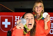 Das «Zufallsdoppel» freut sich über die Silbermedaille: Martina Hingis (links) und Timea Bacsinszky. (Bild: Keystone/Laurent Gillieron)