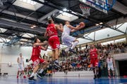 Martynas Kairavicius (Mitte) von Swiss Central Basket steigt am höchsten. (Bild: Philipp Schmidli / LZ (Luzern, 1. Oktober 2017))