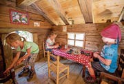 Auf dem Muggestutz-Weg können Kinder in Zwergenhütten spielen. (Bild: PD)