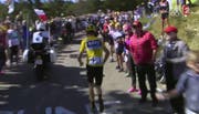 Chris Froome zu Fuss unterwegs Richtung Ziel. (Bild: Screenshot TV)