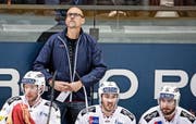 Schwere Zeiten für Ambri: Coach Hans Kossmann (stehend), Adam Hall, Thibaut Monnet und Adrian Lauper (von links).Bild: Alexandra Wey/Keystone (Zug, 15. November 2016)
