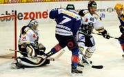 Zugs Björn Christen versucht Luganos David Aebischer zu bezwingen. (Bild Keystone)