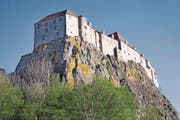 Die guterhaltene Burg thront auf einem Vulkanfelsen. (Bild: Alfred Schauhuber/Imago)