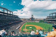 Für Sportfans: Das Baseballteam Colorado Rockies heizt den Zuschauern ein. (Bilder: Loren Bedeli (Edelweiss)/Angelina Donati)