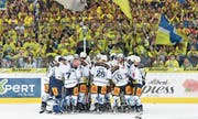 Die Zuger Spieler feiern den Finaleinzug vor der Davoser Fankurve. (Bild: Gian Ehrenzeller/Keystone (Davos, 1. April 2017))