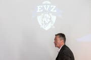 Bleibt beim EV Zug: Trainer Harold Kreis, hier an der Medienkonferenz am Montag. (Bild: Keystone / Alexandra Wey)