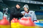 Erik Granqvist, Goalie-Coach der Zuger, schaut sich zusammen mit seinem Schützling Tobias Stephan eine Torszene in der Bossard-Arena an. (Bild: Maria Schmid / Neue ZZ)